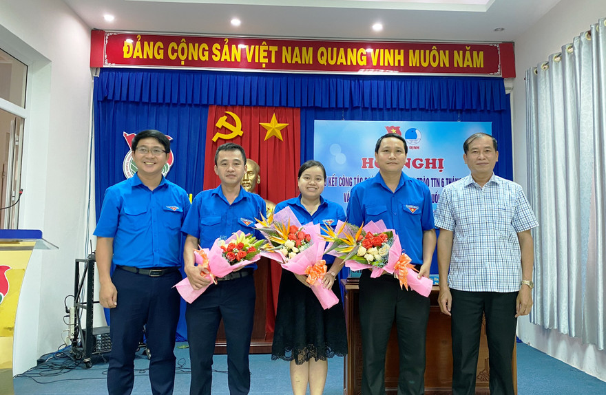 Anh Hà Duy Trung (thứ 2 từ phải sang) được bầu giữ chức Bí thư Tỉnh Đoàn Bình Định.
