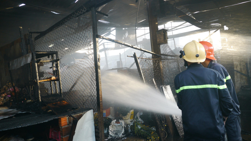 Cháy chợ Cây Xăng lúc rạng sáng.