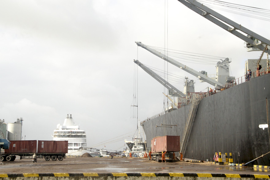 Bình Định cách ly tạm thời các tàu hàng Trung Quốc. Ảnh: Trương Định