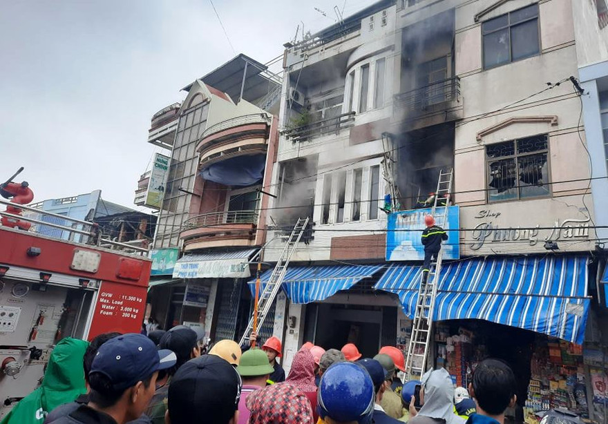 Ngôi trên đường Trần Phú (thị trấn Diêu Trì, huyện Tuy Phước) bốc cháy. Ảnh: B.L