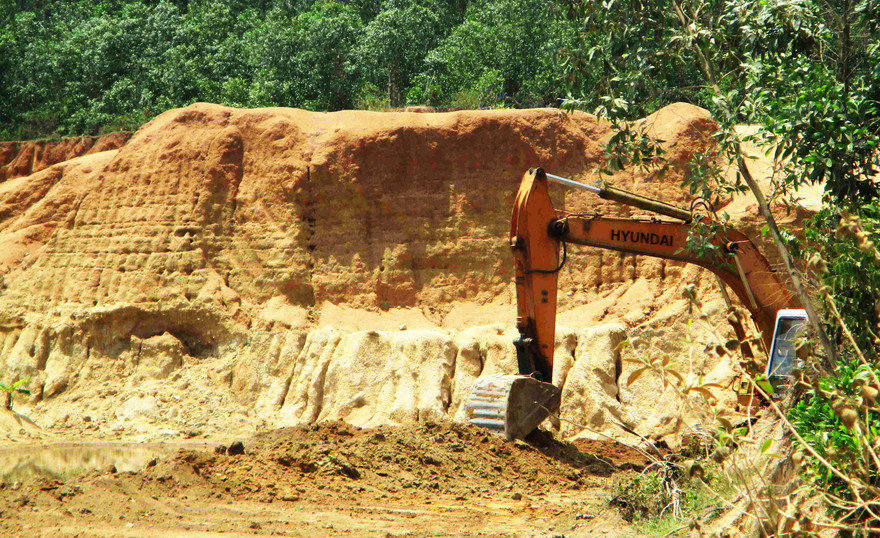 Doanh nghiệp khai thác "nhầm" vị trí ở núi Hòn Ách.