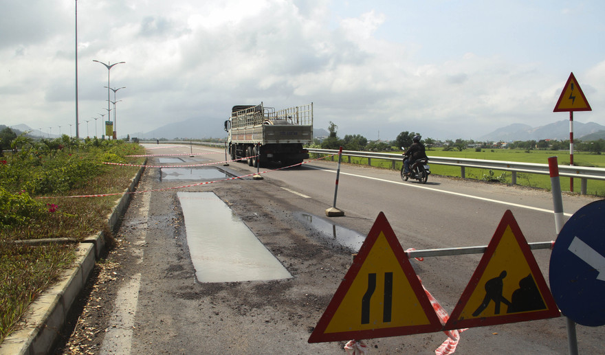 Đơn vị nhà thầu thi công đang tiến hành khắc phục sửa chữa. Ảnh: Trương Định