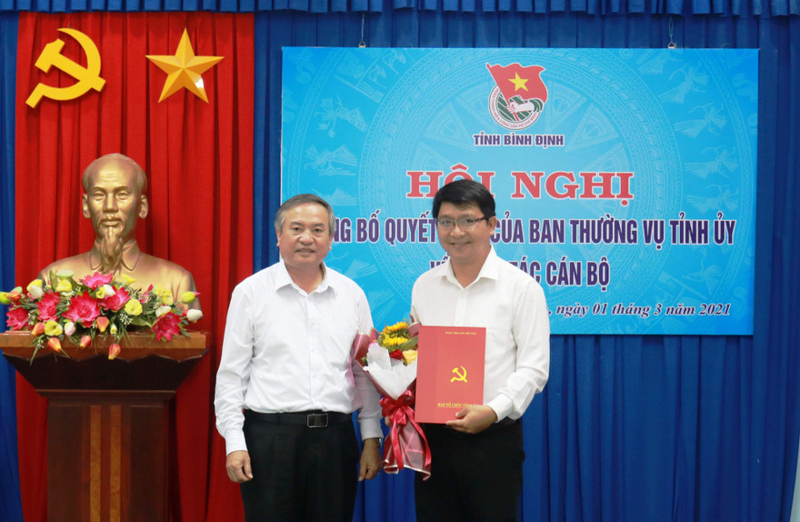 Ông Lương Đình Tiên nhận quyết định.