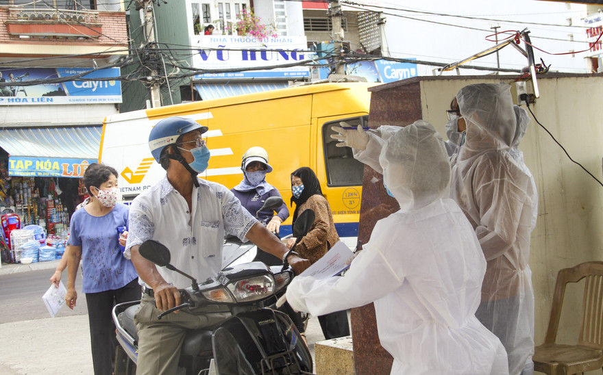 Công tác kiểm soát phòng chống dịch COVID-19 tại các cơ sở y tế. Ảnh: Trương Định
