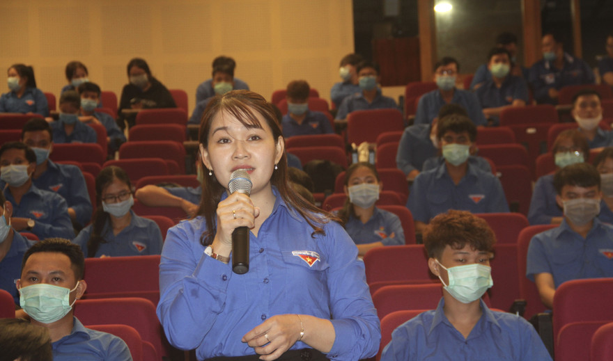 Cán bộ Đoàn nêu ý kiến tại buổi đối thoại. Ảnh: Trương Định