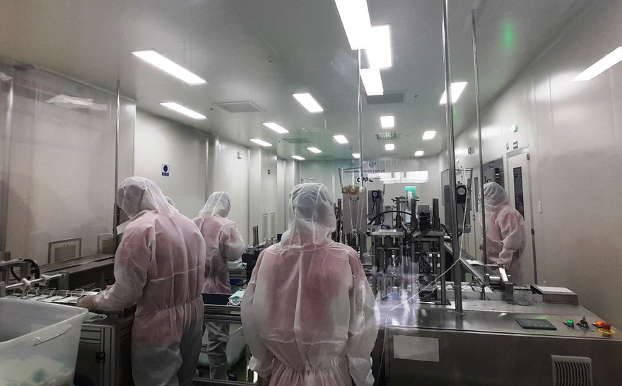 Dự kiến, Nhà máy sản xuất khẩu trang y tế đạt 1,2 triệu chiếc mỗi tháng. Ảnh: Trương Định