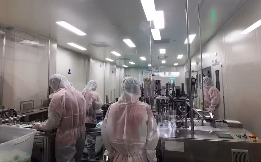 Dự kiến, Nhà máy sản xuất khẩu trang y tế đạt 1,2 triệu chiếc mỗi tháng. Ảnh: Trương Định