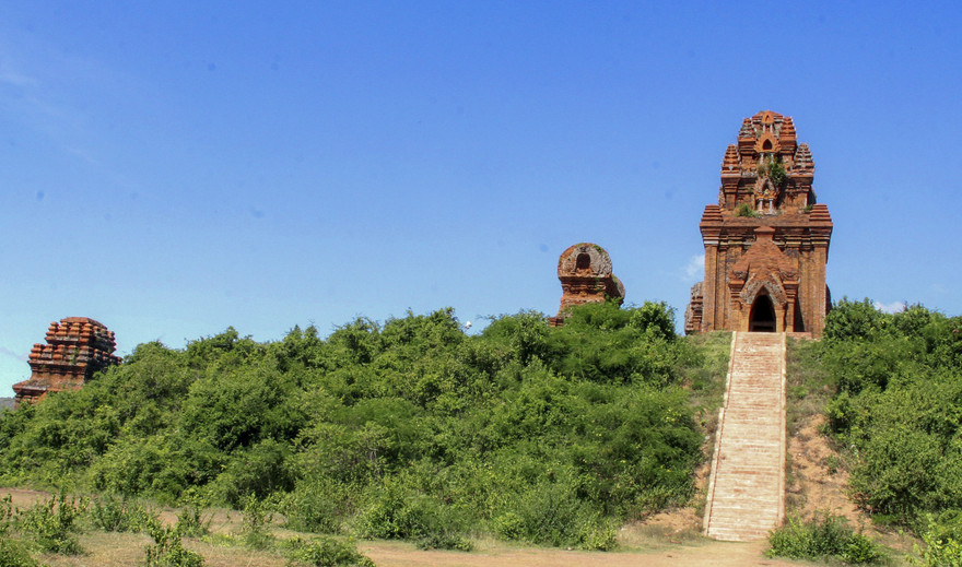 Cụm di tích tháp Bánh Ít.