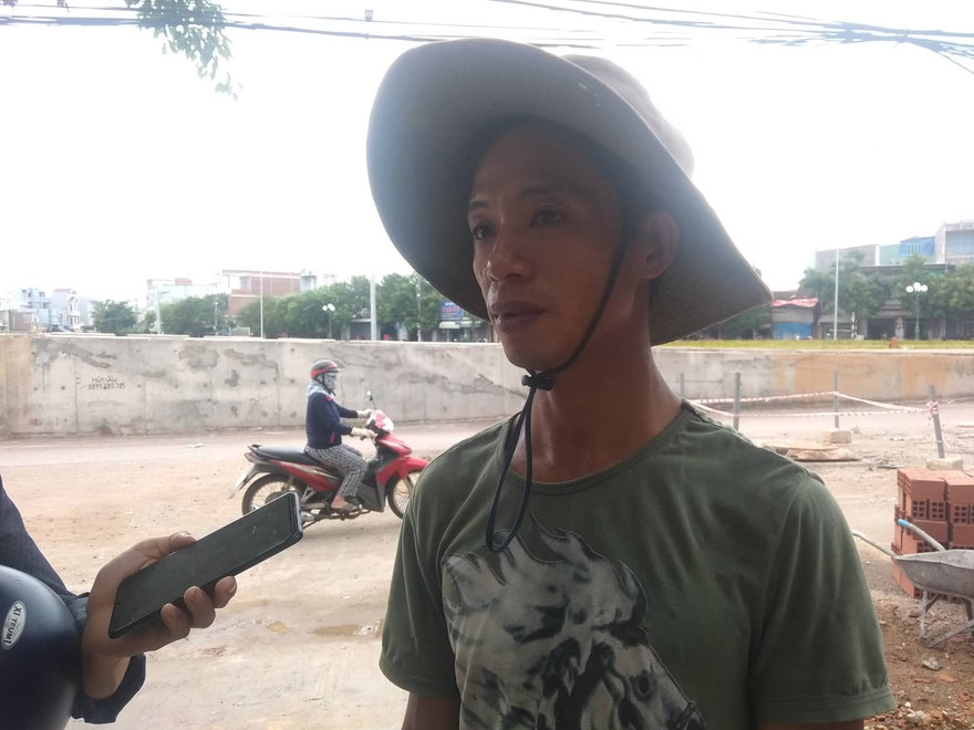 Anh Nguyễn Văn Phong - người cứu cháu bé rơi xuống cống. Ảnh: Tr.Định