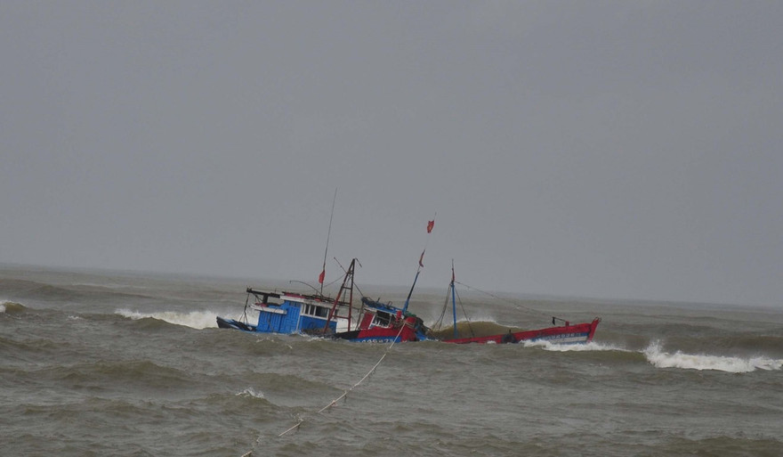 Tàu cá bị chìm, 13 ngư dân xuống thuyền thúng chờ cứu nạn suốt đêm. Ảnh minh họa