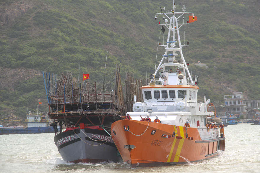 Tàu bị nạn được lai dắt vào bờ. Ảnh: Trương Định