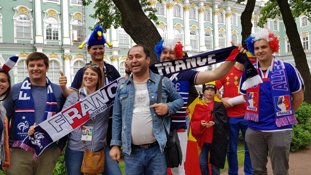 Cổ động viên Pháp chụp ảnh với khách du lịch ở bảo tàng Hermitage. Ảnh: Lê Xuân Sơn