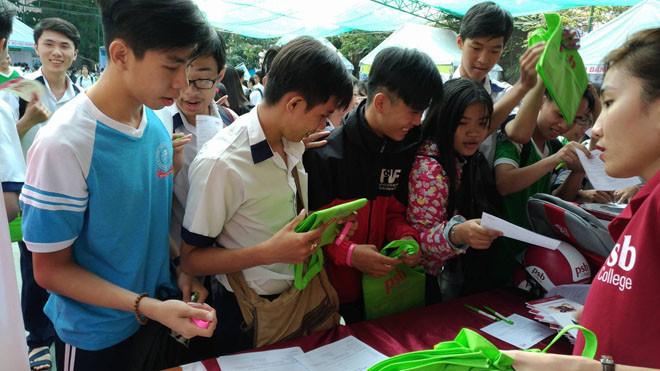 Thí sinh tìm hiểu thông tin các trường trong 1 buổi tư vấn tuyển sinh