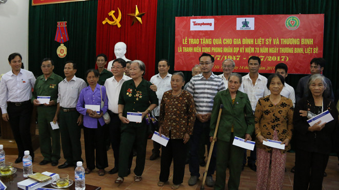 Trưởng ban Tuyên giáo Tỉnh ủy Hà Tĩnh, ông Hoàng Trung Dũng cùng lãnh đạo báo Tiền phong, Tập đoàn Tân Hiệp Phát, Hội cựu TNXP, Tỉnh Đoàn Hà Tĩnh và Mặt trận Tổ quốc tỉnh Hà Tĩnh trao quà cho các thương binh, gia đình liệt sỹ. 