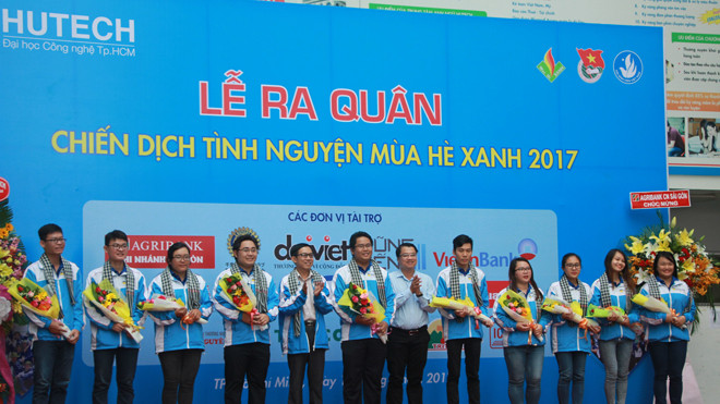 . Ban chỉ huy chiến dịch nhận hoa chúc mừng của lãnh đạo nhà trường