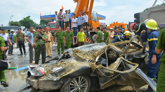 Xe tải đè nát bẹp xe con