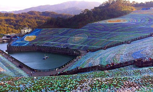 Tái hiện tuyệt tác “Đêm đầy sao” của Van Gogh bằng 4 triệu chai nhựa