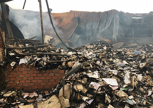 Nhà kho sau vụ cháy. Ảnh: Hữu Nguyên.