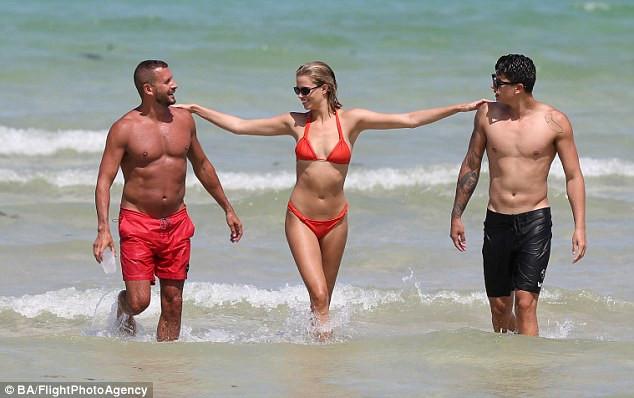 Hailey Clauson thiêu đốt ánh nhìn với bikini 'rực lửa'