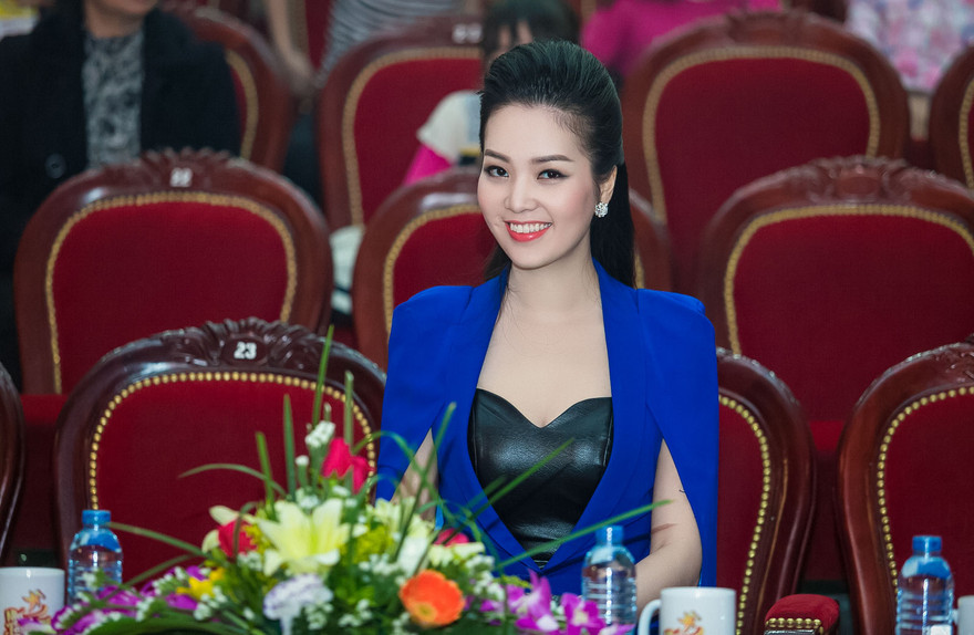 Á hậu Thụy Vân mặn mà, quyến rũ ngồi ghế giám khảo chương trình 'Ngôi sao nhí'.