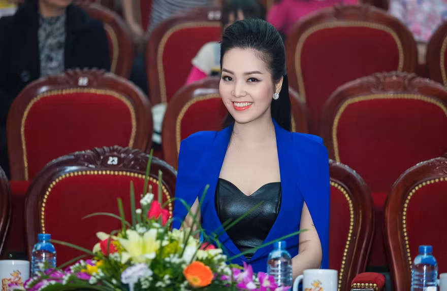 Á hậu Thụy Vân mặn mà, quyến rũ ngồi ghế giám khảo chương trình 'Ngôi sao nhí'.