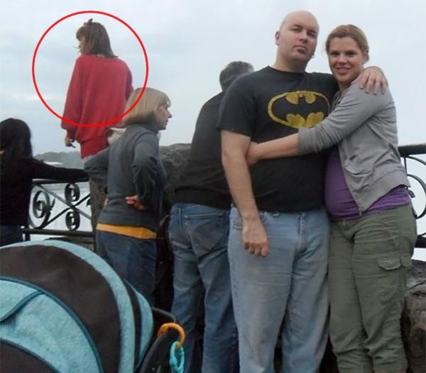 Bức ảnh của cặp đôi trở nên rùng mình với sự xuất hiện của một nhân vật 