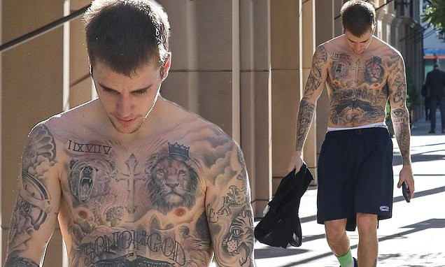 Justin Bieber bán nude, khoe body ngập hình xăm trên đường phố