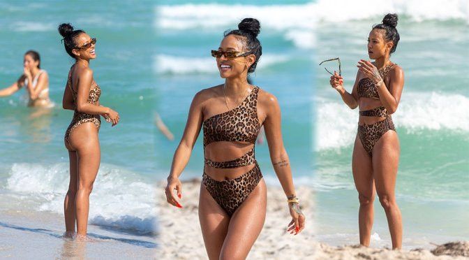 Người mẫu gốc Việt gợi cảm hút mắt ở biển