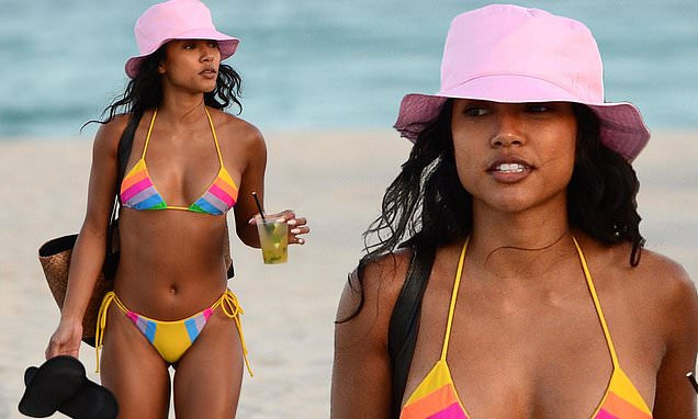 Người mẫu gốc Việt gợi cảm với bikini 2 mảnh bé xíu