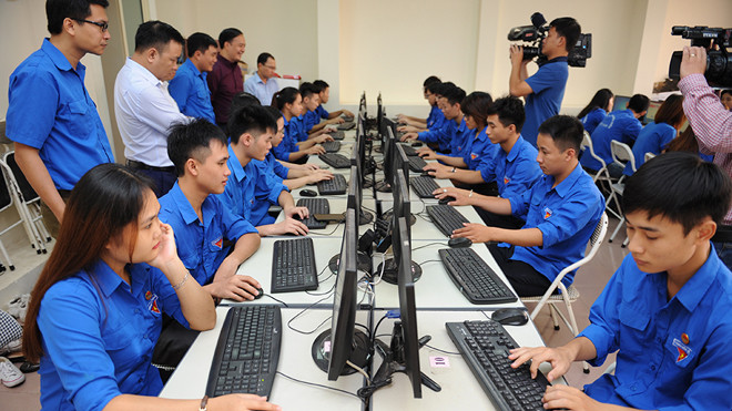 Những thí sinh đầu tiên tham gia cuộc thi trắc nghiệm trực tuyến