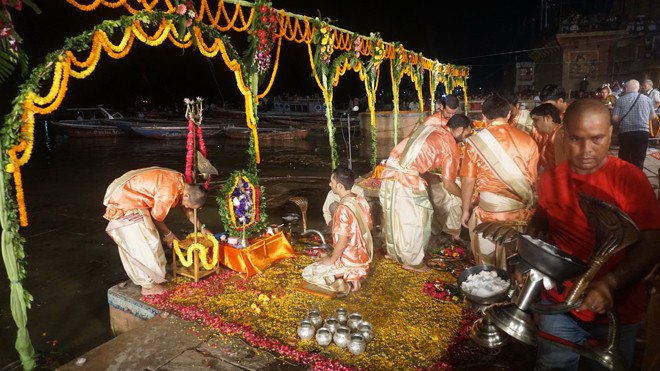 Các nam thanh niên tất bật chuẩn bị cho lễ cầu an