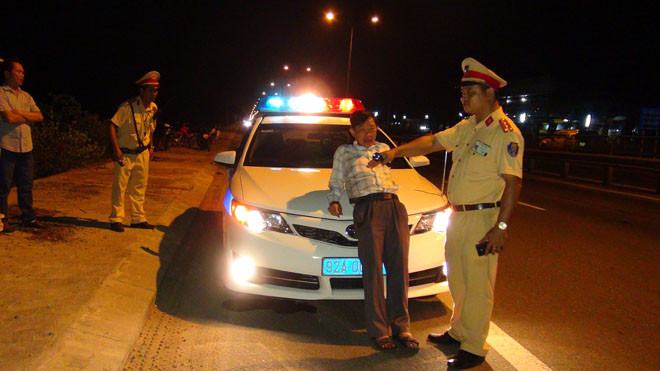 Tài xế say rượu, chống đối CSGT. (ảnh do CSGT cung cấp)