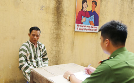 Ông Hòa (bìa trái) khai nhận hành vi phạm tội tại cơ quan công an. Ảnh: TL