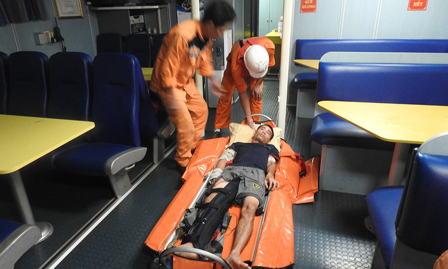 Ngư dân bị gãy tay, chân, mê man trên biển đã được đưa vào bờ an toàn để tiếp tục chữa trị. Ảnh: Trung tâm II cung cấp.