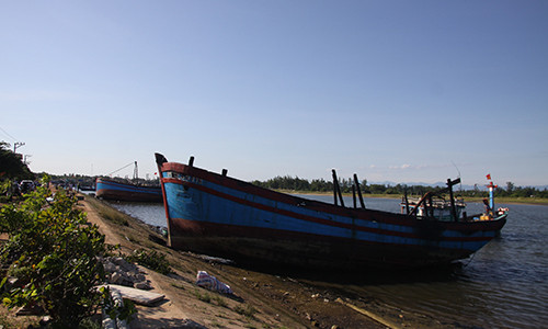 Hai tàu cá bốc lửa dữ dội trong đêm. Ảnh: Quảng Hà.