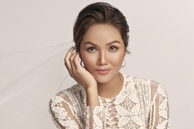 H'Hen Niê chính thức lên tiếng về việc 'không còn người yêu nữa'.