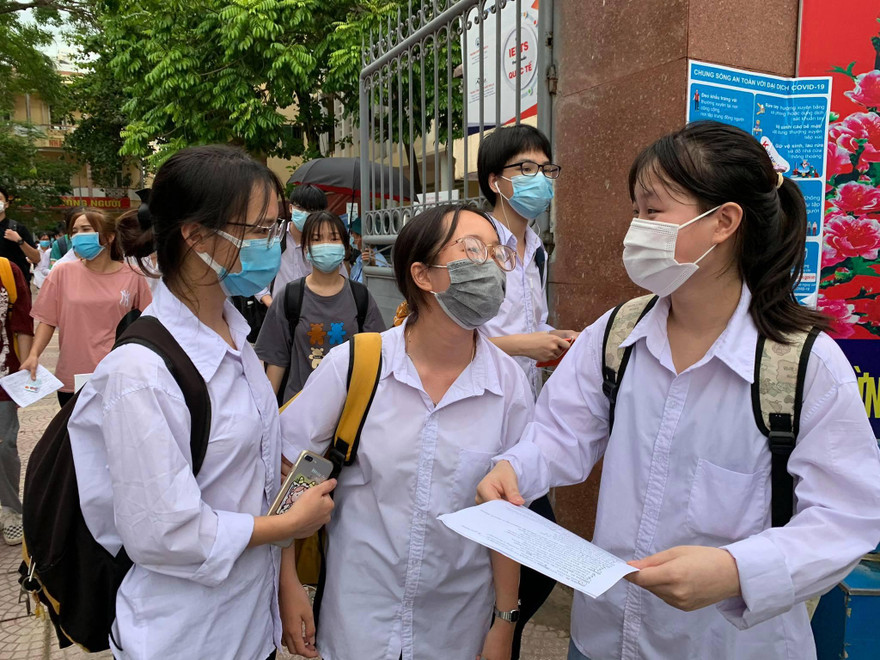 Thí sinh vui vẻ ra khỏi phòng thi môn cuối cùng trong kì thi tốt nghiệp THPT năm nay. Ảnh: Đỗ Hợp