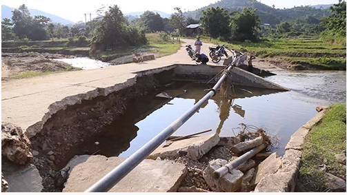 Đường vào xã Hướng Tân hư hỏng, ôtô khó vào để thu hoạch nông sản. Ảnh: Hoàng Táo.