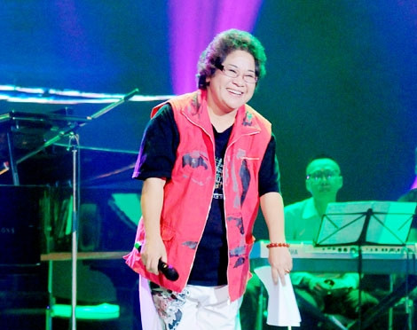 Nghệ sĩ ưu tú Minh Vượng trên sân khấu hài.