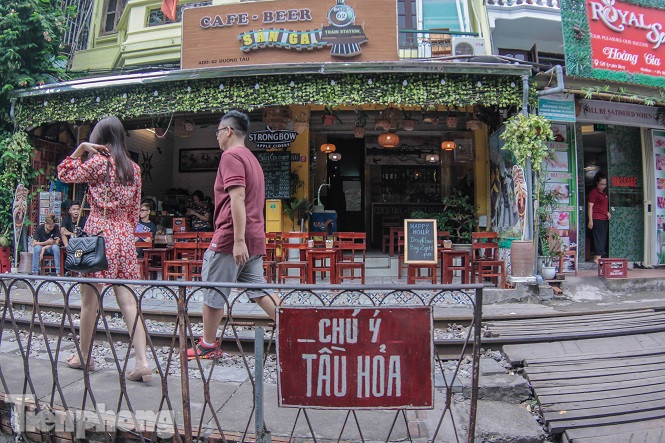 Cà phê đường tàu đông nghẹt người trước ngày bị 'xóa sổ'