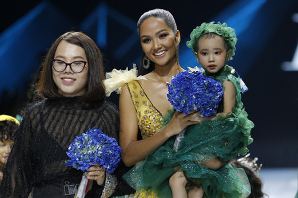 H'Hen Niê và mẫu nhí Hà My trên sàn diễn thời trang.