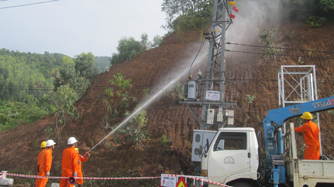 Phun nước áp lực cao rửa đường dây điện