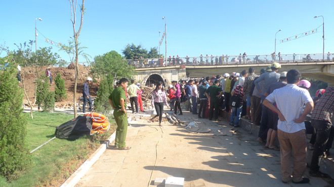 Rất đông người dân hiếu kỳ đứng xung quanh bờ sông Kỳ Cùng theo dõi sự việc. 