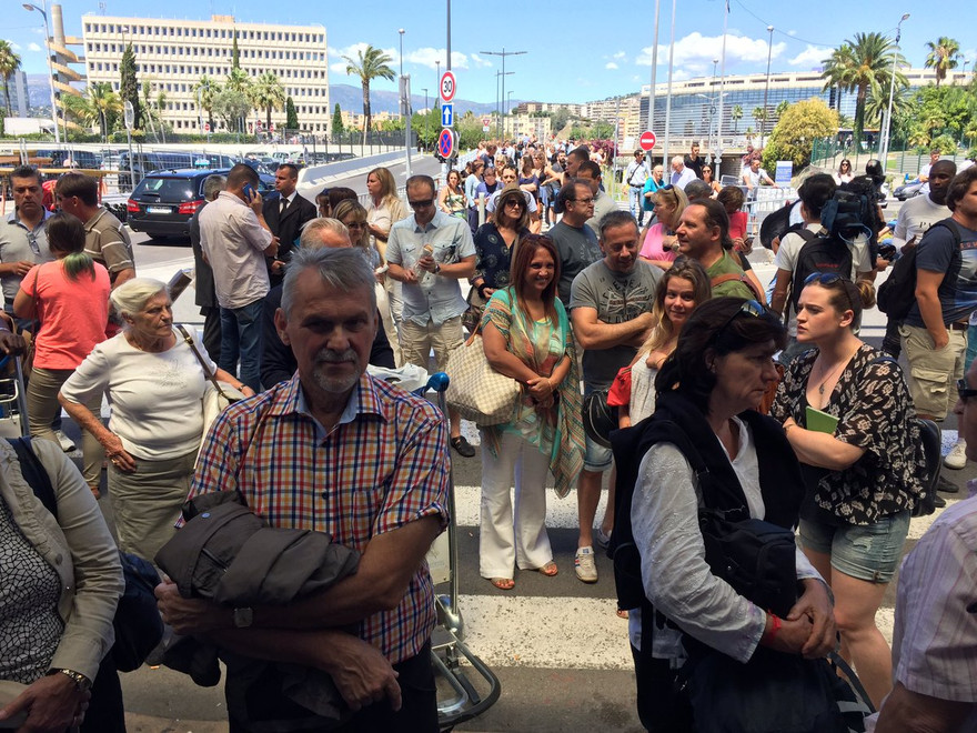 [ẢNH] Sân bay Nice náo loạn vì kiện hành lý đáng ngờ