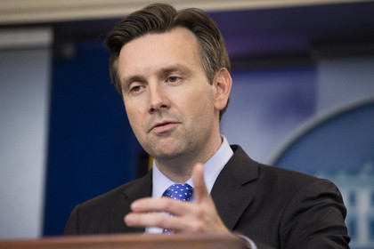 Phát ngôn viên Nhà trắng Josh Ernest. Ảnh: AP