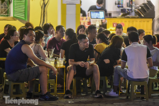 Vườn hoa tràn lan trà đá, quán xá phớt lờ cự ly