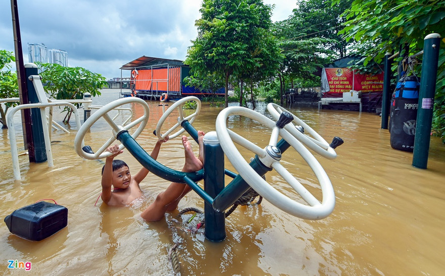 Nước sông Hồng dâng cao, người dân gặp khó