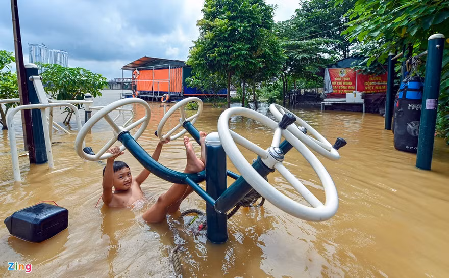Nước sông Hồng dâng cao, người dân gặp khó