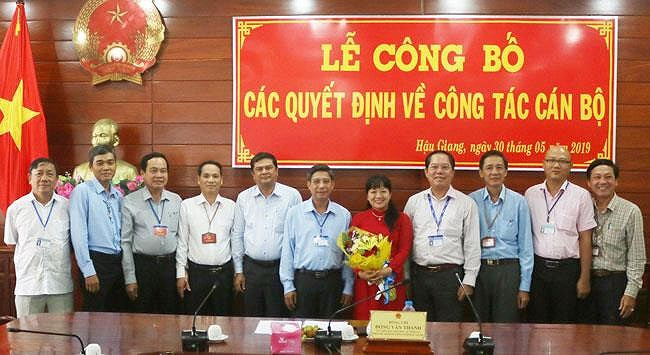 Ông Đồng Văn Thanh – Phó Chủ tịch thường trực UBND tỉnh Hậu Giang (thứ 6 từ phải) chủ trì công bố các quyết định về công tác cán bộ. Ảnh: haugiang.gov.vn