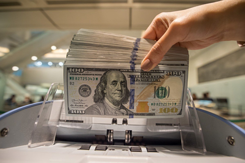 Trung Quốc đang cố gắng ngăn chặn dòng ngoại tệ chảy ra nước ngoài. Ảnh: Bloomberg